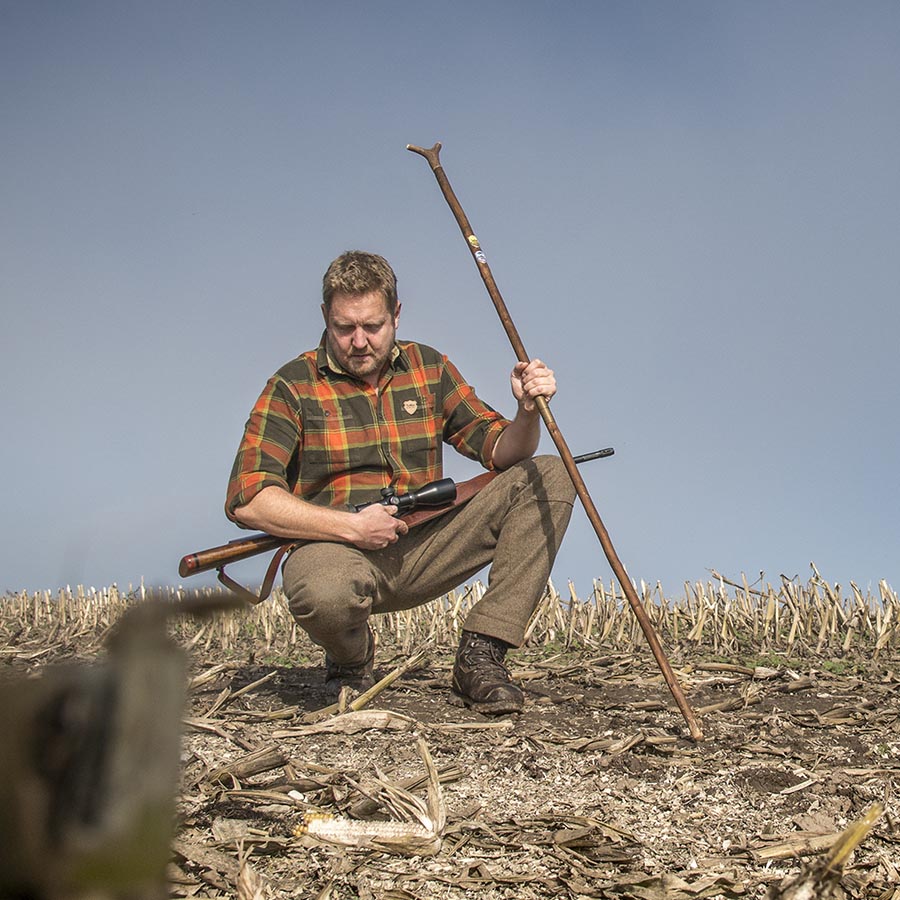 Jäger auf dem Feld hockend Bild Jäger hockend