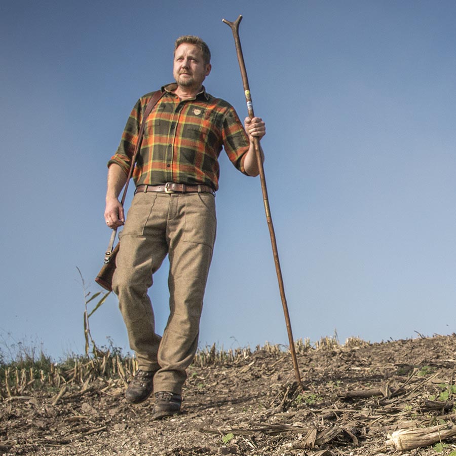 Lodenhose getragen Jäger auf Feld Tragebild Lodenhose