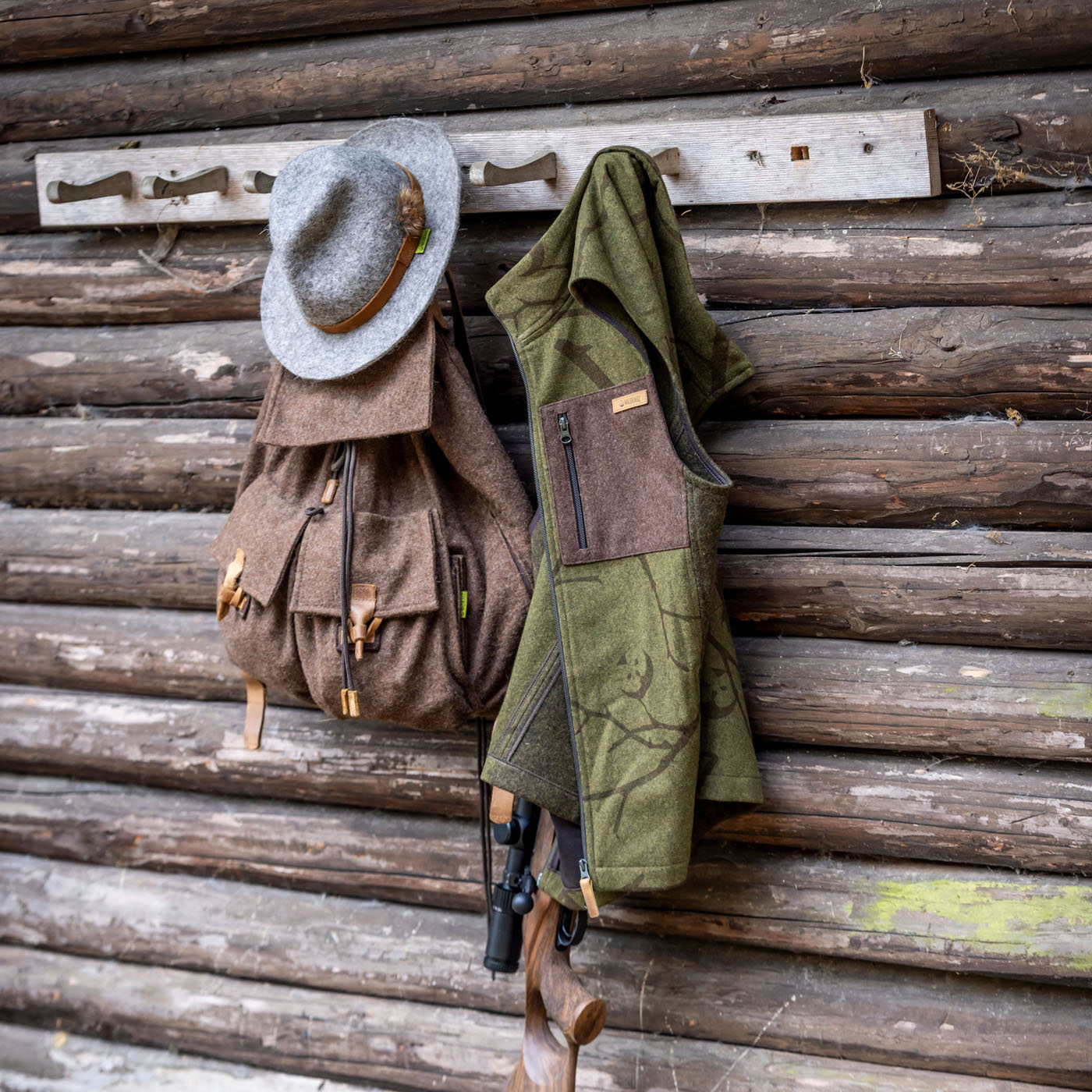 Jagdjacke an Hütte