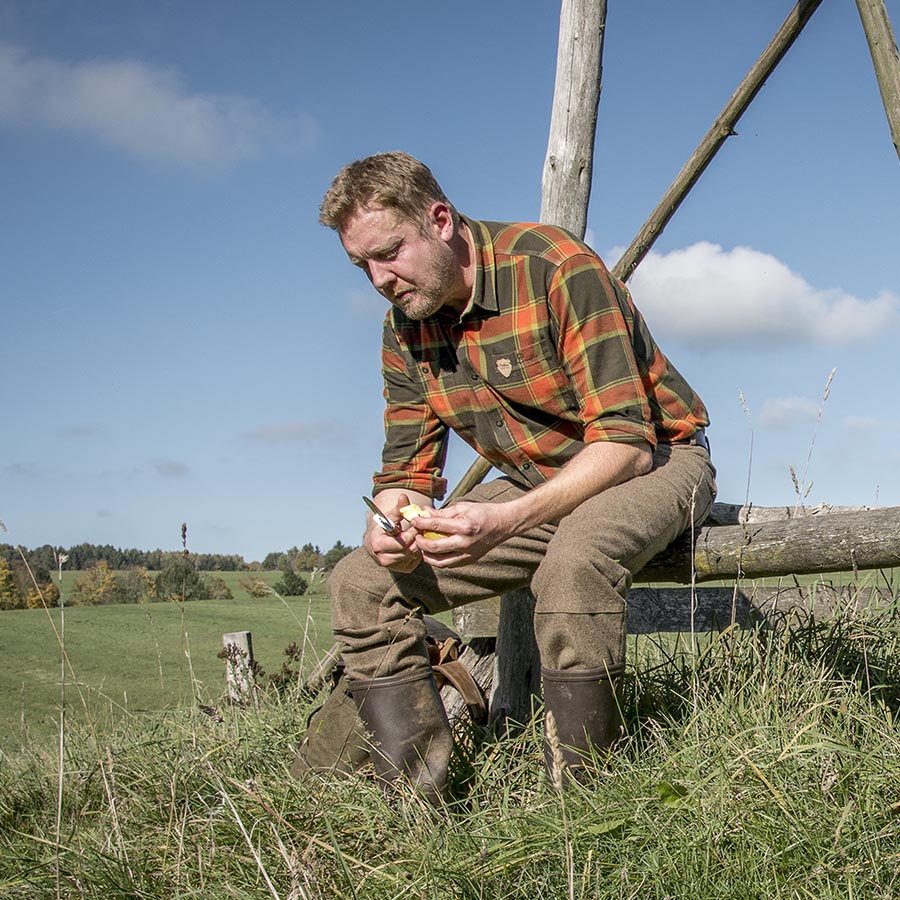 sitzender Jäger Tragebild Lodenhose
