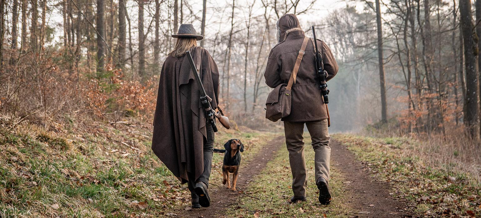 Jäger auf einem Waldweg Zwei Jäger auf Waldweg