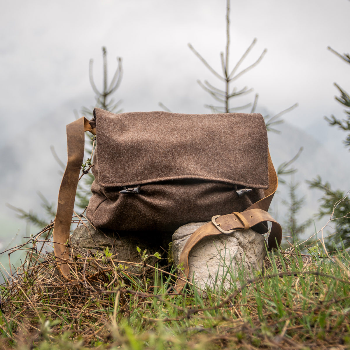 Jagdtasche aus Loden Jagdtasche auf Stein