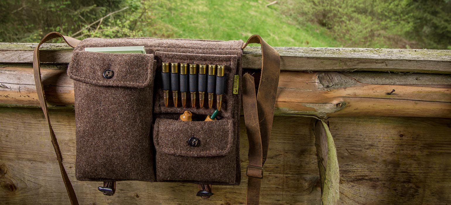 Jagdtasche als Auflage im Hochsitz Ansitztasche im Hochsitz