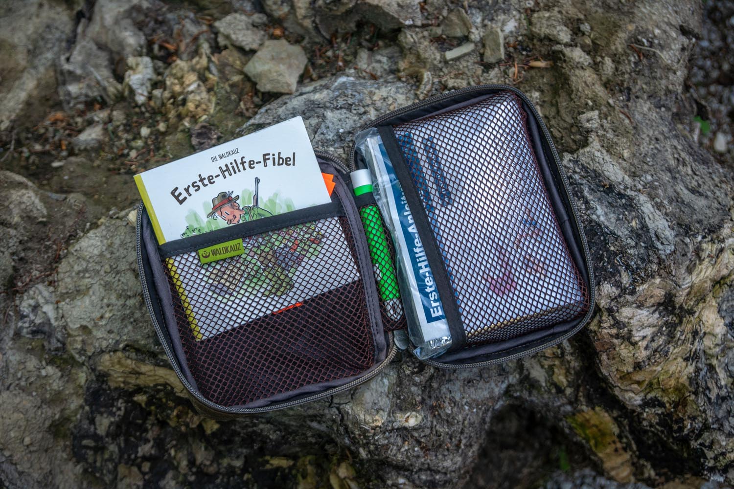 Erste-Hilfe-Set aufgeklappt Geöffnetes Erste-Hilfe-Set