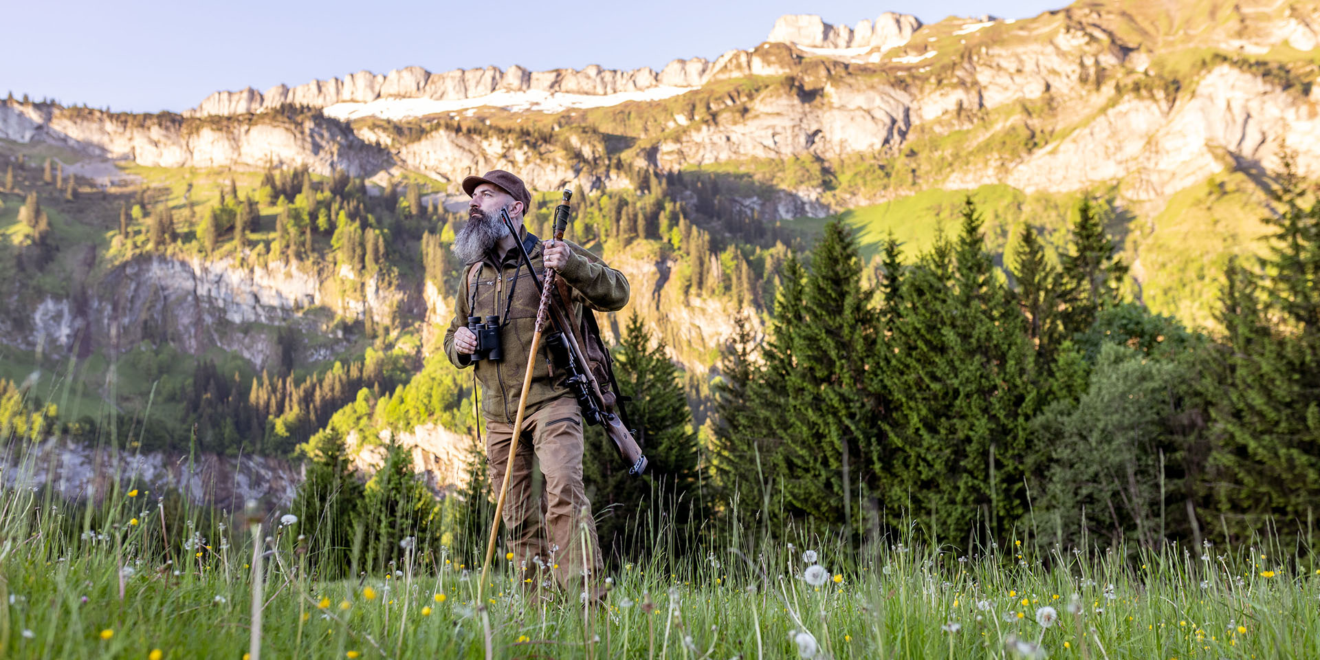Jäger vor Alpenkulisse