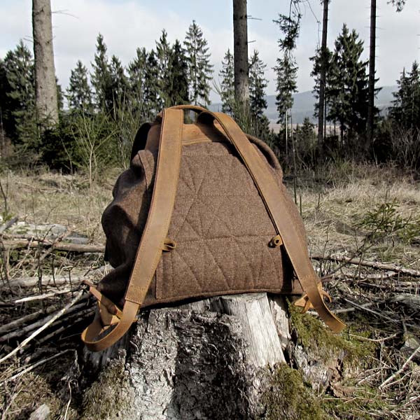 Lautloser Jagdrucksack aus lodenähnlichen Stoff mit drei Außentaschen Lederiemen 