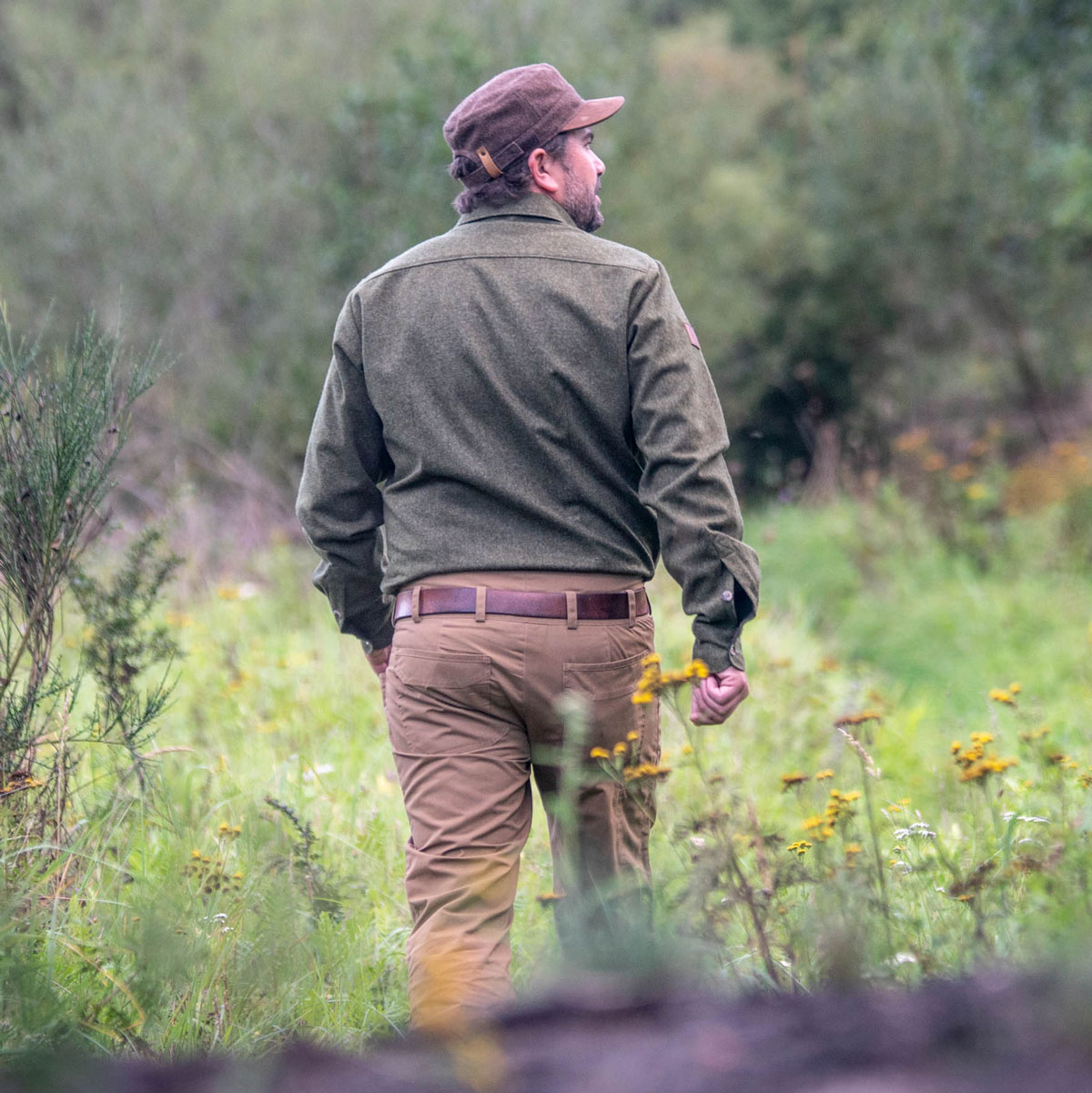 Jagdhose und Jagdhemd Jäger mit Jagdhose im Revier